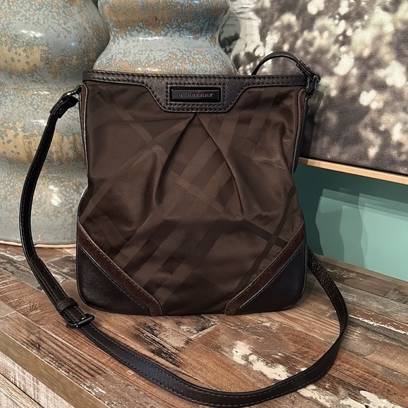 Burberry Handbags - BURBERRY gorgeous bag like new condition❤️